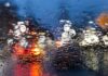 Autolichter im Regen