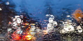 Autolichter im Regen
