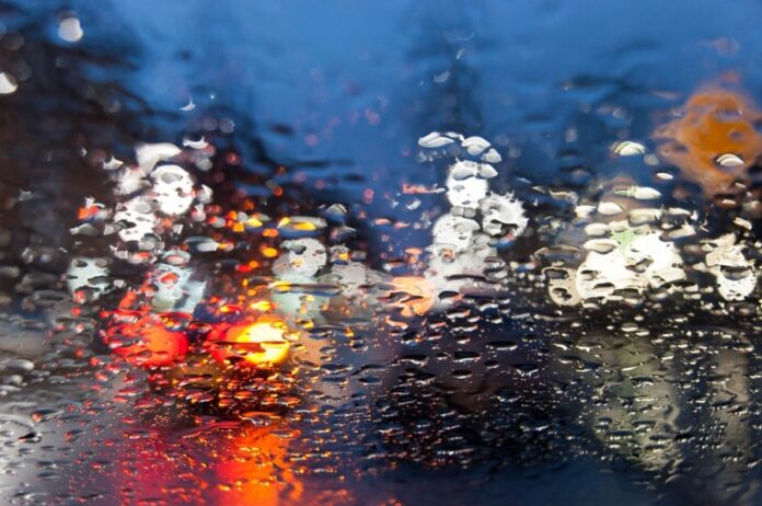 Autolichter im Regen