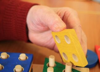 Johanniter suchen ehrenamtlich Engagierte zur Unterstützung von Menschen mit Demenz Geschicklichkeitsspiel für Ältere