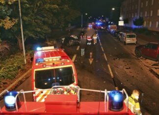 PKW zerlegt sich bei Unfall in seine Einzelteile Feuerwehreinsatz Langenhagen