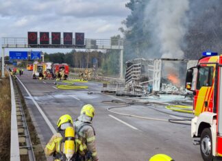 Sattelauflieger mit Gefahrgut auf der BAB 7 in Vollbrand Feuerwehreinsatz