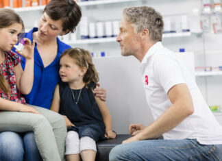 Patienten brauchen im Umgang mit kompliziert anzuwendenden Arzneimitteln mehr Unterstützung Beratung Familie Inhalator