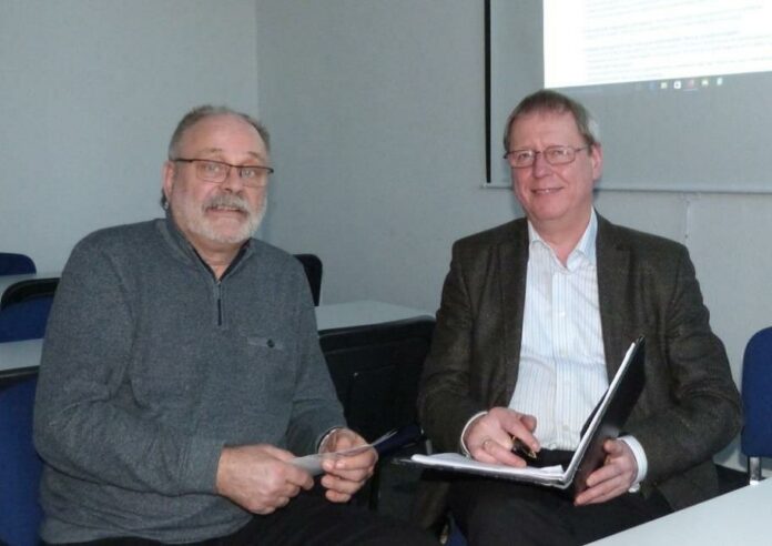 Jochen Lauenstein (auf dem Foto links) und Wilhelm Zabel (rechts) vom "Wirtschafts-Senioren Hannover Alt hilft Jung e.V."