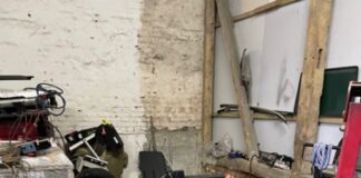 Fahrzeugteile in Werkstatthalle