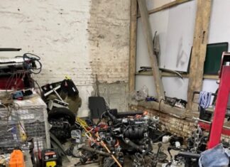 Kraftfahrzeuge gestohlen und zerlegt: Polizei nimmt 40 Jahre alten Tatverdächtigen fest Fahrzeugteile in Werkstatthalle