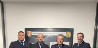 Der stellvertretende Ortsbrandmeister Pascal Stich, Ortsbrandmeister Jens Koch, der Jubilar Friedrich Kösel und Stadtbrandmeister Arne Boy