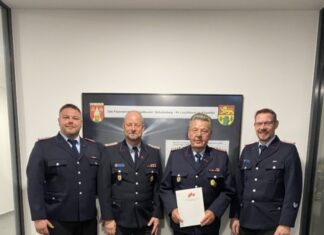 Ehrung für 60-jährige Mitgliedschaft in der Feuerwehr Der stellvertretende Ortsbrandmeister Pascal Stich, Ortsbrandmeister Jens Koch, der Jubilar Friedrich Kösel und Stadtbrandmeister Arne Boy