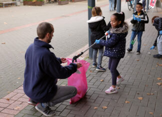 Kinder sammeln 5760 Gramm Müll auf dem Vahrenheider Markt Müllsammelaktion Johanniter