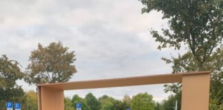 Regal auf Autodach mit Klebeband gesichert