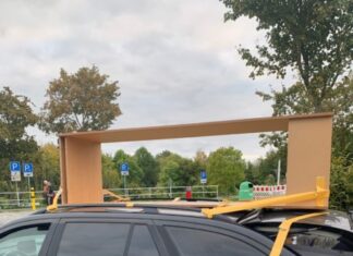 Holzregal mit Klebeband auf Auto befestigt Regal auf Autodach mit Klebeband gesichert