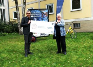 Region Hannover spendet 5.000 Euro für Radkurse Scheckübergabe ADFC