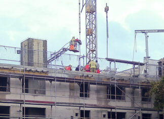 Zwei Bauarbeiter von einstürzender Wand in Hannover-Vinnhorst begraben Feuerwehreinsatz Vinnhorst
