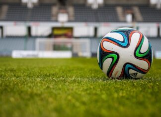 Fußball am Freitag: Polizei appelliert an Stadionbesucher Fußball
