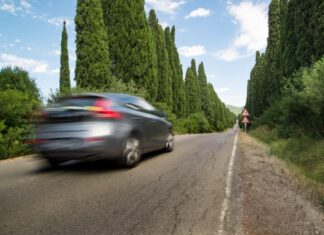 „Fit im Auto“ – Seminar für Autofahrende ab 65 Fahrendes Auto