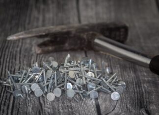 Turnhalle der Grundschule Krähenwinkel erhält neues Dach Dachdeckerhammer Nägel