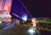 LKW-Auflieger im Graben und hängt im hinteren Bereich in der Luft