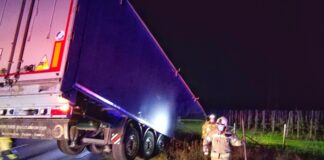 LKW-Auflieger im Graben und hängt im hinteren Bereich in der Luft
