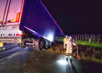 LKW Fahrt in Graben und verliert Dieselkraftstoff LKW-Auflieger im Graben und hängt im hinteren Bereich in der Luft
