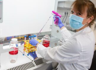 Auszubildende Biologielaborantin der MHH schloss mit Spitzenergebnis ab Maria Mellin im Labor