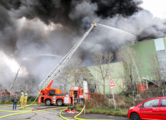Großfeuer im Gewerbegebiet Brinker Hafen Feuerwehreinsatz