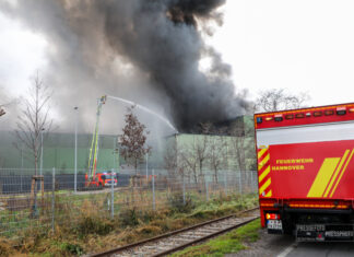 Zwischenmeldung zum Großbrand in einem Recyclingbetrieb für Salzschlacken Feuerwehreinsatz
