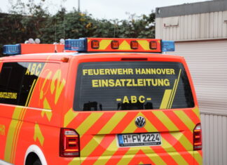 Brink-Hafen: Mehrere Gebäude auf Betriebsgelände geraten in Brand Feuerwehr Hannover - ABC - Einsatzleitung