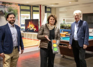 Infektionsschutzampeln in Grundschulen und weiteren Einrichtungen der Landeshauptstadt Hannover installiert Dean Ciric, Gründer Fabmaker GmbH, Bildungs-, Jugend- und Familiendezernentin Rita Maria Rzyski, Prof. Dr. Meinhard Schilling, TU Braunschweig