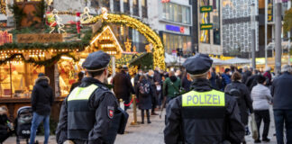 Polizei auf Weihnachtsmarkt