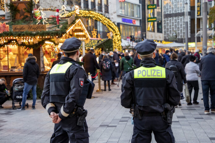 Polizei auf Weihnachtsmarkt