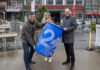 Von links: Andreas M. Casdorff, Elke van Zadel und Ulf-Birger Franz mit dem Geburtstagsgeschenk für Nana.
