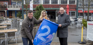 Von links: Andreas M. Casdorff, Elke van Zadel und Ulf-Birger Franz mit dem Geburtstagsgeschenk für Nana.