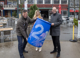 Eisbär-Mädchen Nana wird 2 Jahre alt Von links: Andreas M. Casdorff, Elke van Zadel und Ulf-Birger Franz mit dem Geburtstagsgeschenk für Nana.