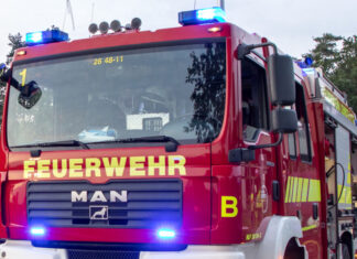 Dichter Qualm dring aus Mehrfamilienhaus in Lehrte Feuerwehrfahrzeug Lehrte