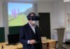 Stephan Weil erkundet eine von Schüler*innen entwickelte und programierte virtuelle Landschaft - BBS-ME