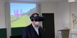 Stephan Weil erkundet eine von Schüler*innen entwickelte und programierte virtuelle Landschaft - BBS-ME