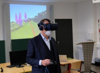 Gelebte Digitalisierung – Ministerpräsident Stephan Weil an der BBS-ME Stephan Weil erkundet eine von Schüler*innen entwickelte und programierte virtuelle Landschaft - BBS-ME