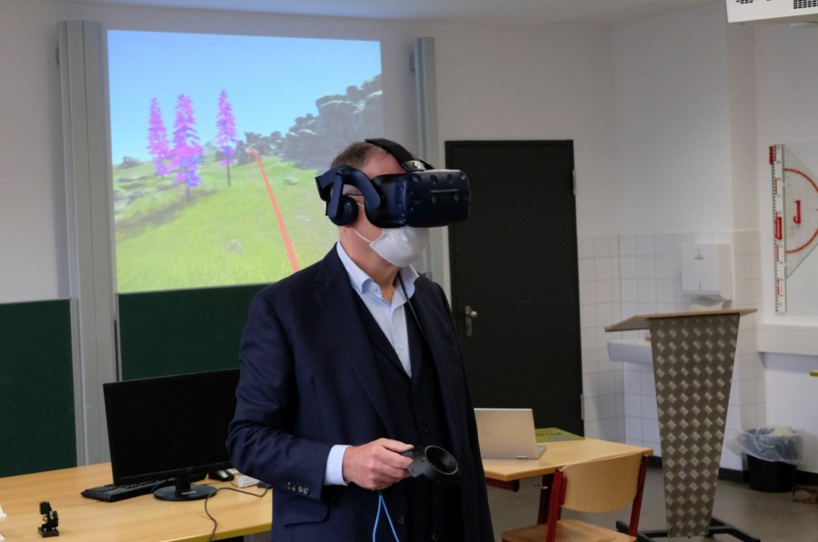 Stephan Weil erkundet eine von Schüler*innen entwickelte und programierte virtuelle Landschaft - BBS-ME