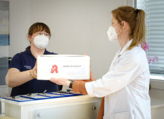 Apotheken versorgen Arztpraxen wieder wöchentlich mit COVID-19-Impfstoffen Impfstoffauslieferung