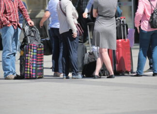 Bundespolizei fasst zwei professionelle Trickdiebe Reisende mit Koffern