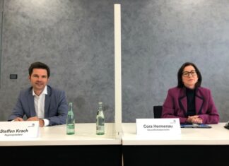 Region Hannover setzt auf mehr Tempo beim Impfen – 16 Impfteams sind in Kürze am Start Regionspräsident Steffen Krach und Gesundheitsdezernentin Cora Hermenau