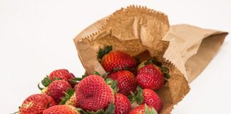 Erdbeeren in Papiertüte