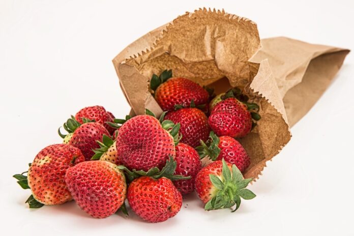Erdbeeren in Papiertüte