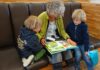 Seniorin liest aus Buch vor