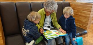 Seniorin liest aus Buch vor