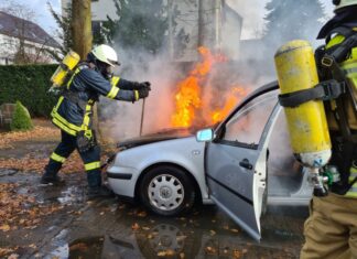 PKW geht am Godshorner Friedhof in Flammen auf PKW brennt