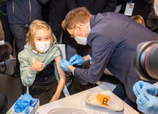 Bundesgesundheitsminister Karl Lauterbach besucht Impfzentrum am Zoo Bundesgesundheitsminister impft selbst