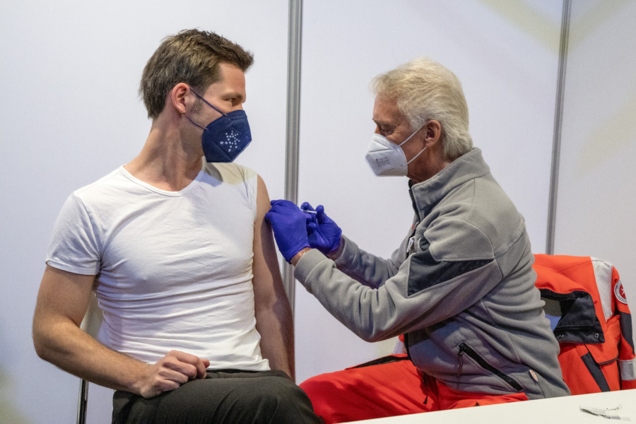 Regionspräsident Steffen Krach bekommt seine Boosterimpfung