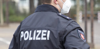 Polizist mit Maske