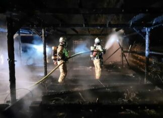 Lehrte: Schwimmbadüberdachung und Wellnessbereich brennen in voller Ausdehnung Einsatzbild Feuerwehr Lehrte